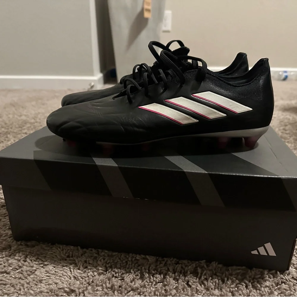 Size 10.5 - Picture 1 of 4